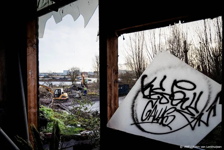 rechter mag op zaak adm krakers blijven