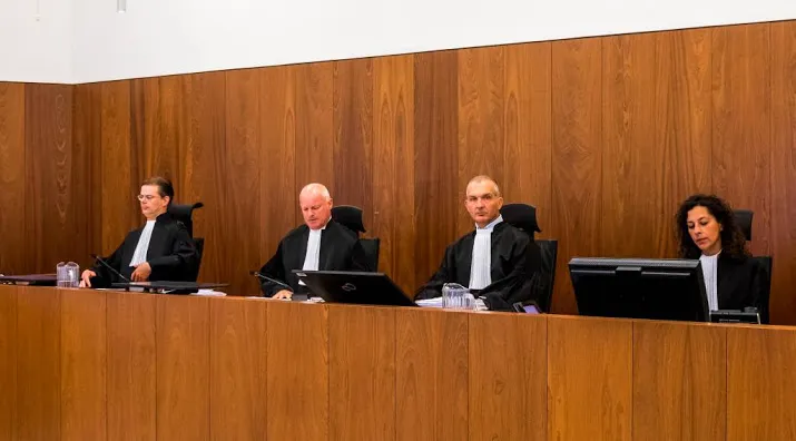 rechter roept holleeders tot de orde