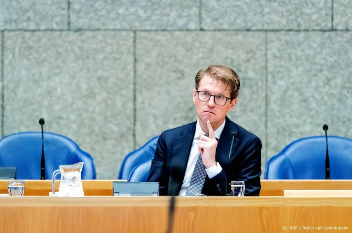 rechter tikt dekker op de vingers om gratie