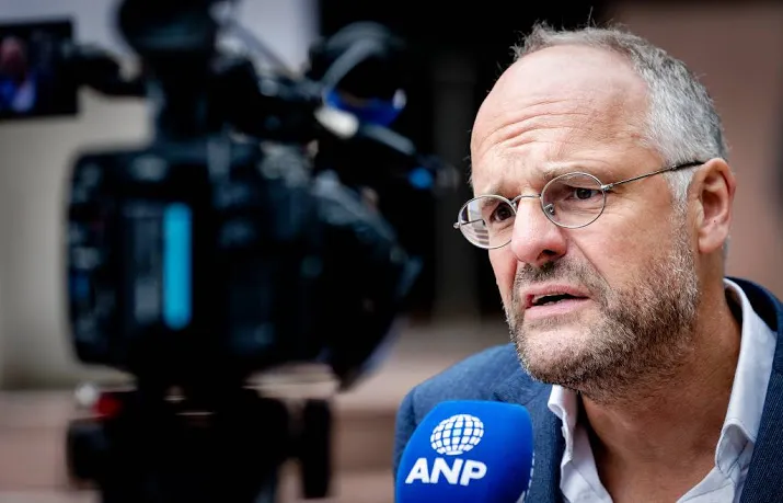 rechter wijst vorderingen over referendum af