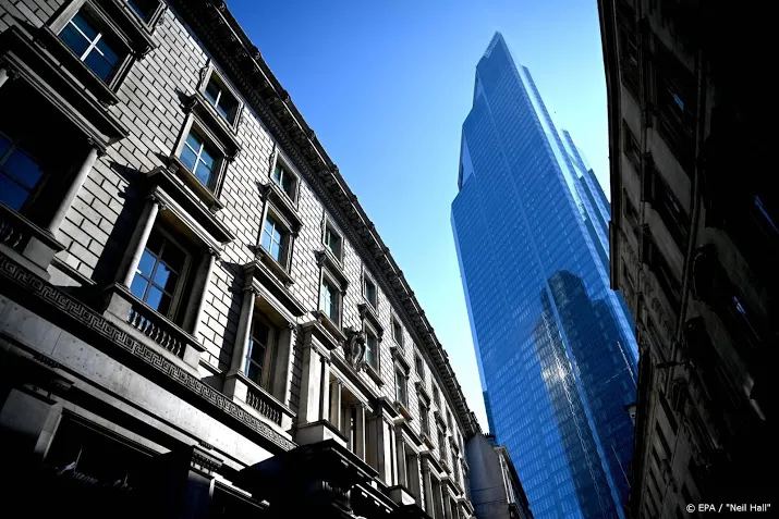 recordkrimp britse economie in maart door coronacrisis
