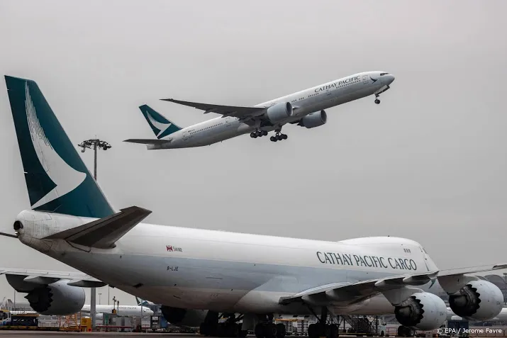 recordverlies voor luchtvaartmaatschappij cathay pacific