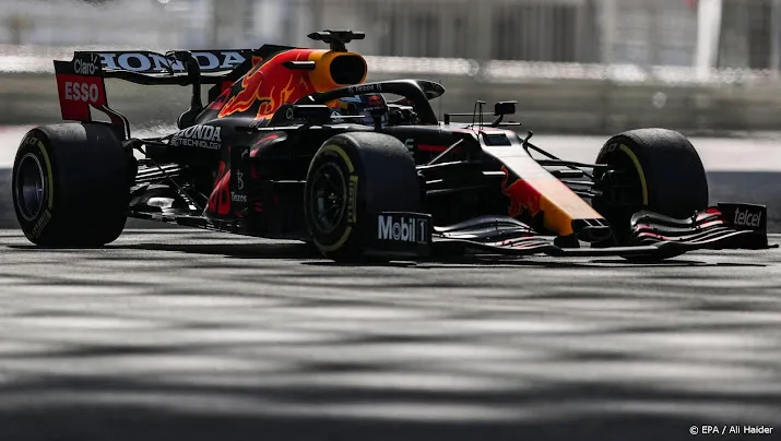 red bull laat estse coureur eerste training in barcelona rijden