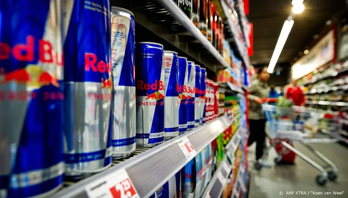 red bull verkoopt bijna net zoveel blikjes als er mensen zijn