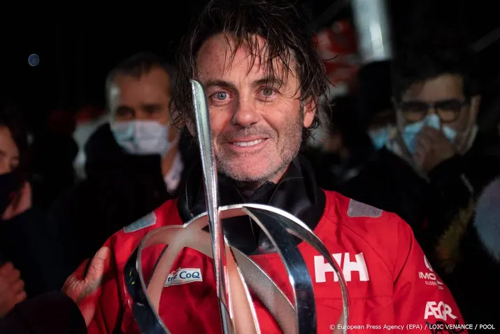 redding op zee levert franse zeiler zege op in vendee globe