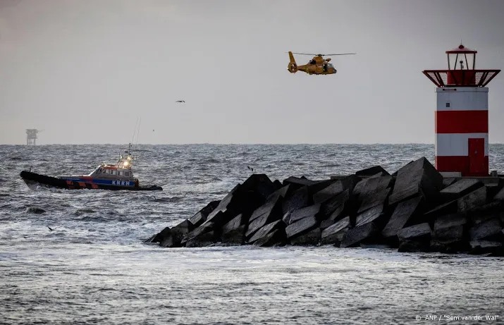 reddingsdiensten zoeken nog naar een of twee vermiste surfers