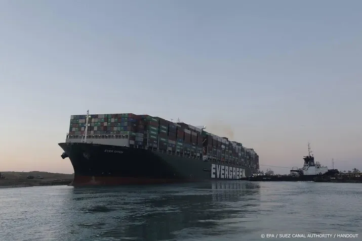 reddingsoperatie suezkanaal wordt rond 11 30 uur hervat