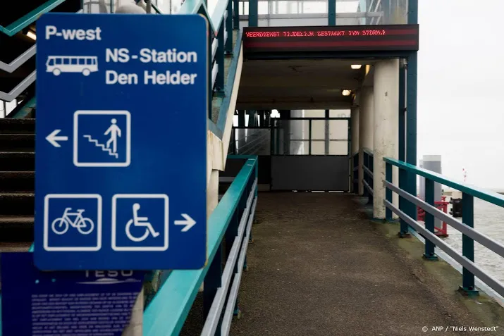 reder haalt mensen van veerboot naar texel