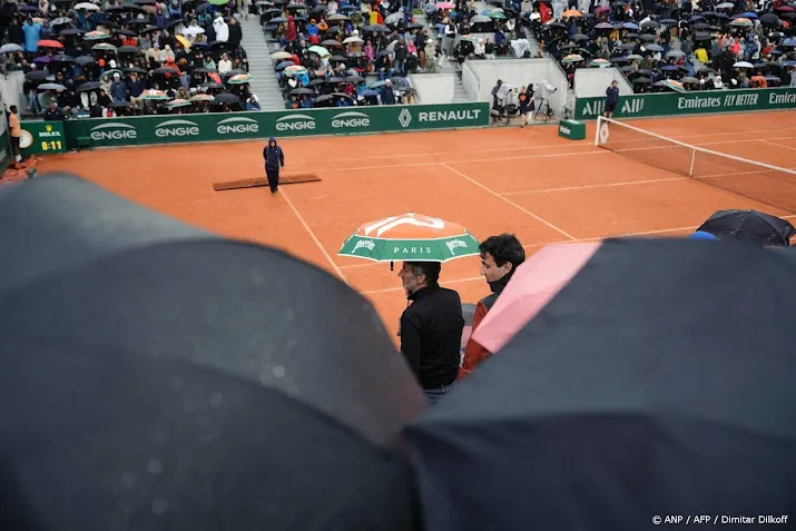 regen teistert roland garros ook op zevende dag