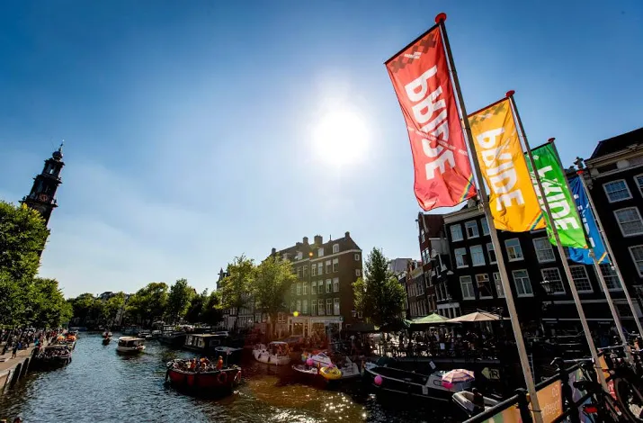 regenboogkleuren geven route canal parade aan