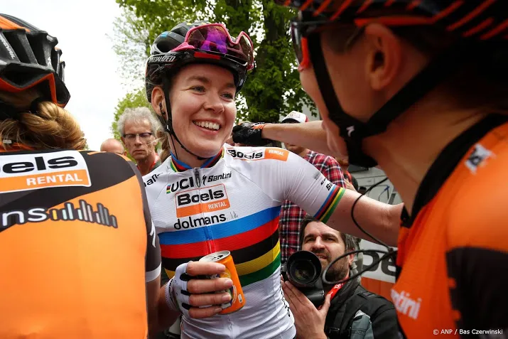 regenboogtrui geeft van der breggen rust