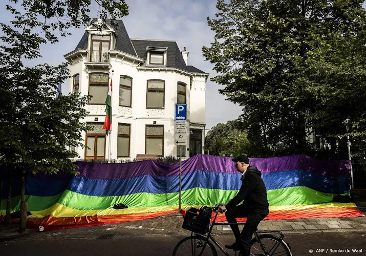 regenboogvlag aan hek hongaarse ambassade gehangen