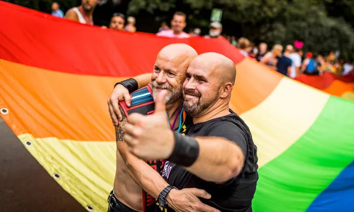 regenboogvlag gaat uit op coming out dag