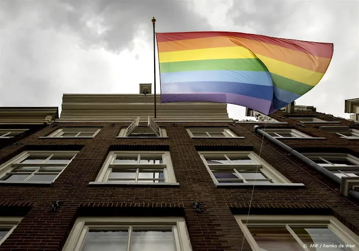 regenboogvlaggen hangen uit als reactie op geweld