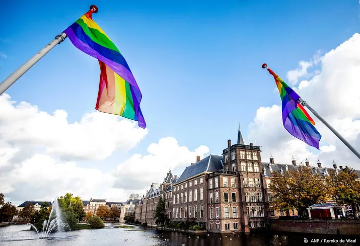regenboogvlaggen wapperen in heel nederland