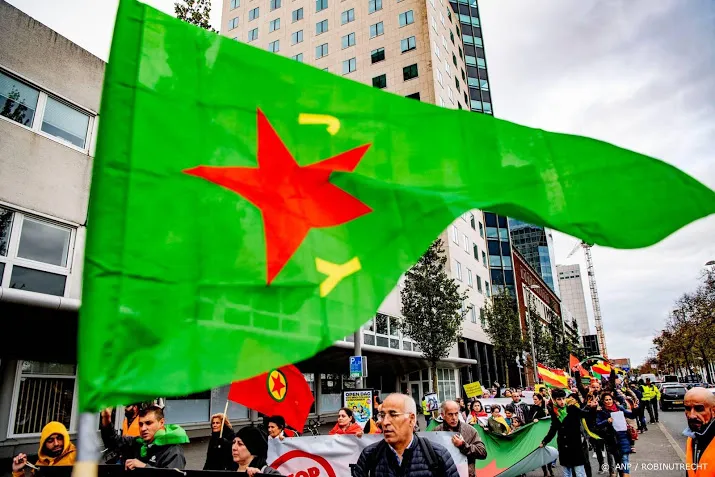 regeringspartijen ga met koerden praten over syrie gangers