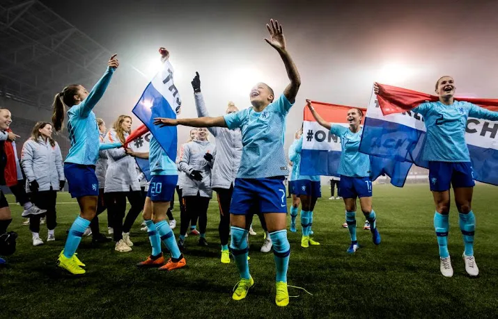 regeringspartijen willen wk vrouwenvoetbal