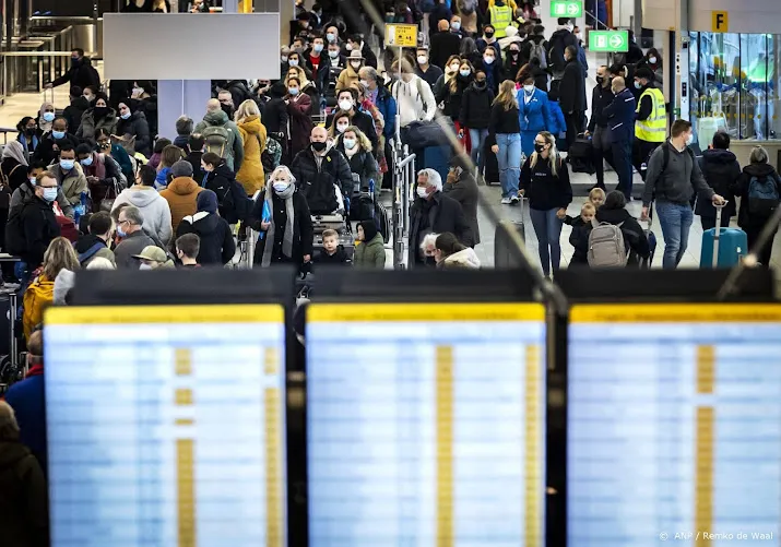 reisorganisaties verwachten miljoenenschade door chaos schiphol