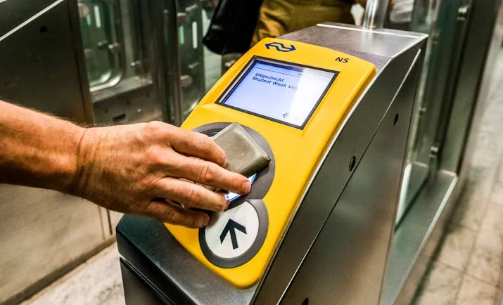 reiziger ov betaalt vaak meer dan nodig