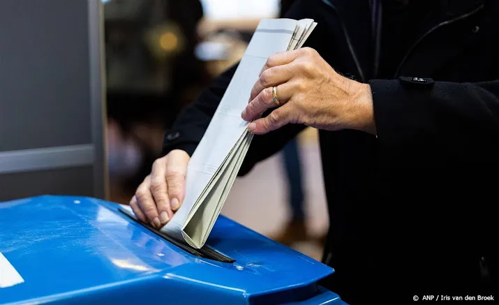 reizigers wisten stembureaus op stations goed te vinden