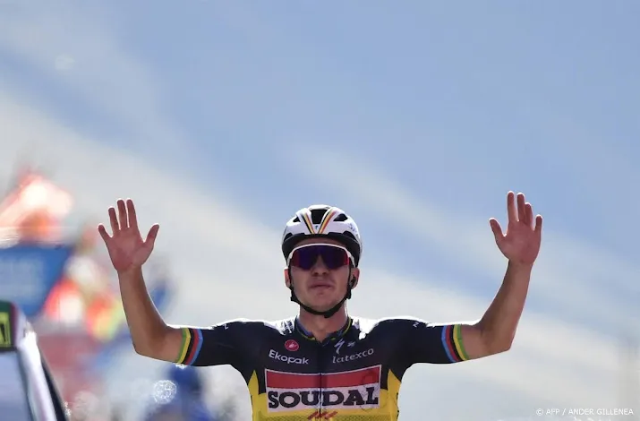 renner evenepoel betuigt in vuelta steun met marokkaanse vlag