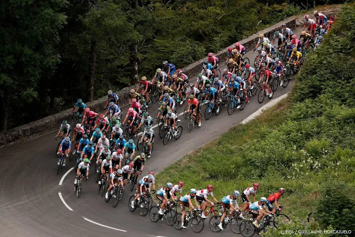renners begonnen aan langste etappe in tour