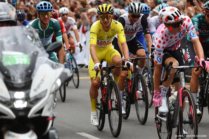 renners gestart voor tweede etappe tour de france