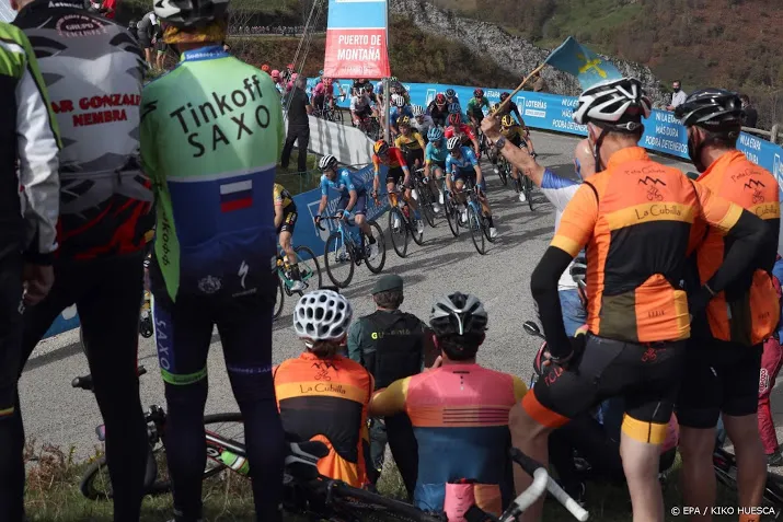 renners vuelta richten zich in protest op wielerunie uci