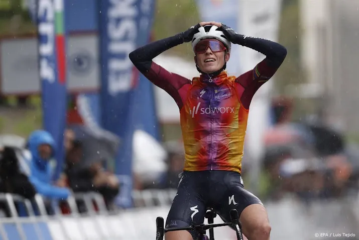 renster vollering wint eerste etappe van de ronde van baskenland