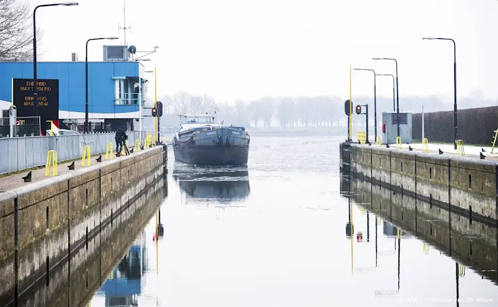 reparatie aan sluis grave om wachttijd voor schepen te verkorten