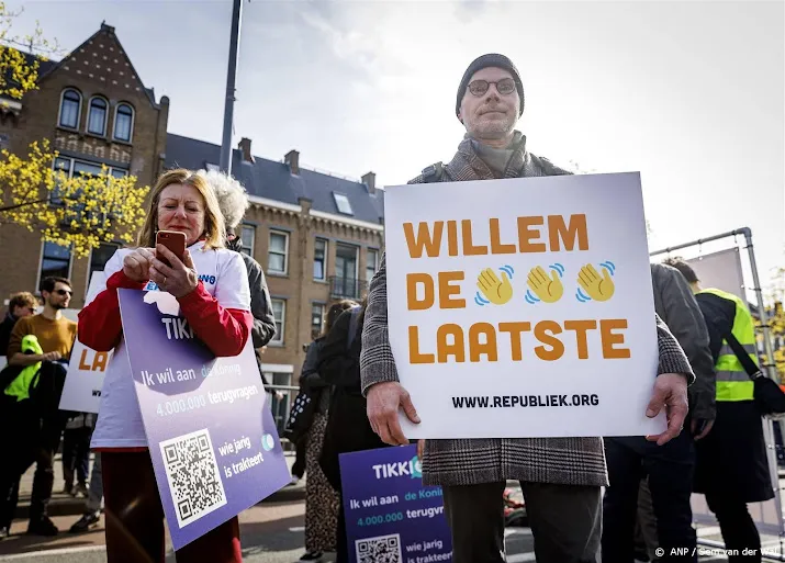republiek demonstreert met borden willem de laatste zwaaizwaai