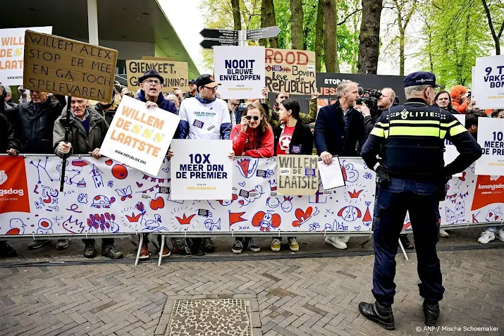 republikeinen demonstreren in emmen langs koninklijke route