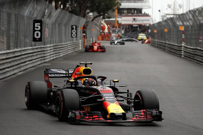 ricciardo houdt eer hoog voor red bull