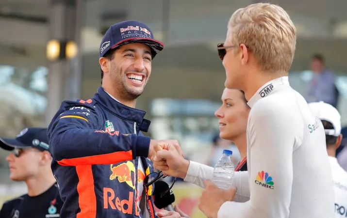 ricciardo snel om de tafel met red bull