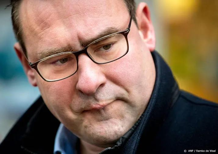 richard de mos wil met advocaat peter plasman tweede kamer in