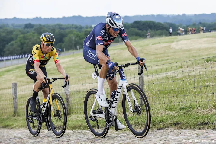 riesebeek namens alpecin deceuninck aan de start van vuelta