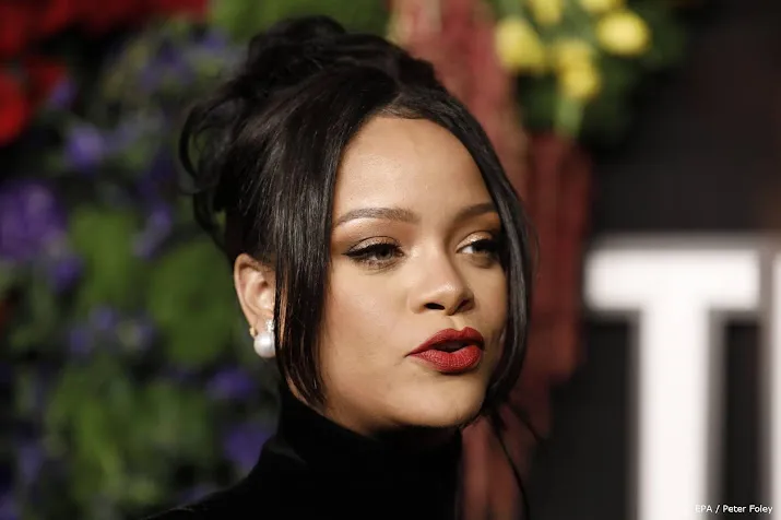 rihannas roze verenoutfit in amsterdamse nieuwe kerk