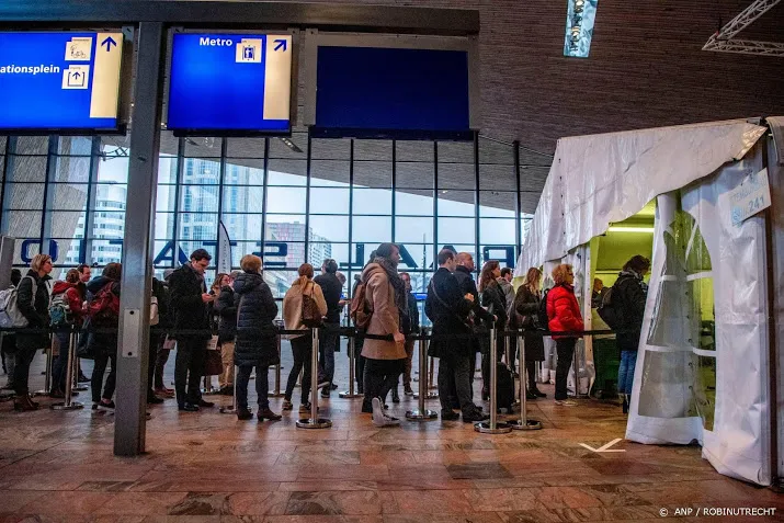 rijen bij stembureaus stations