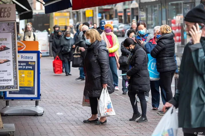 rijen mensen voor winkels in aanloop naar lockdown