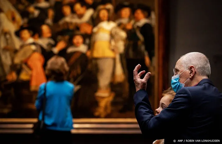rijksmuseum stelt vanaf woensdag mondkapje verplicht