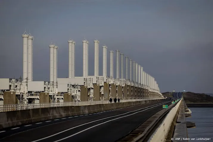 rijkswaterstaat begint met renovatie schuiven oosterscheldekering
