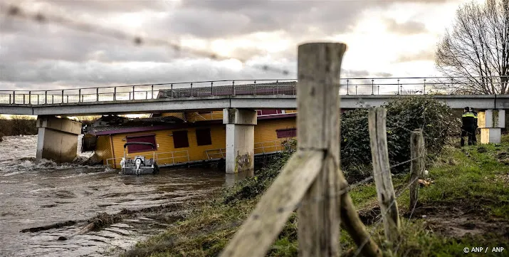 rijkswaterstaat begonnen met aanleggen nooddam maastricht