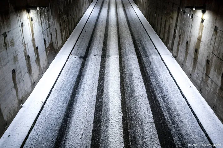 rijkswaterstaat deel a7 dicht om sneeuwduinen