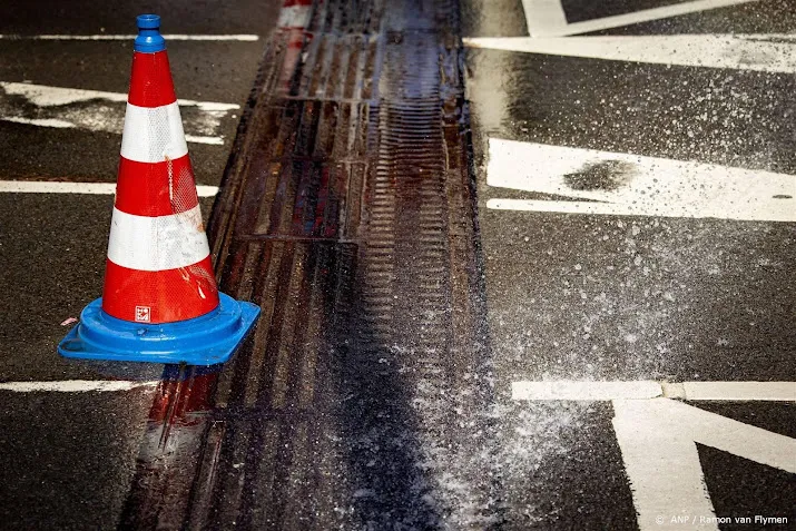rijkswaterstaat koelt wegens de hitte bruggen in zuid holland
