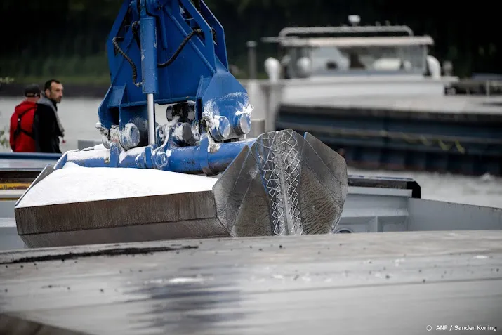 rijkswaterstaat koopt alvast strooizout voor de winter