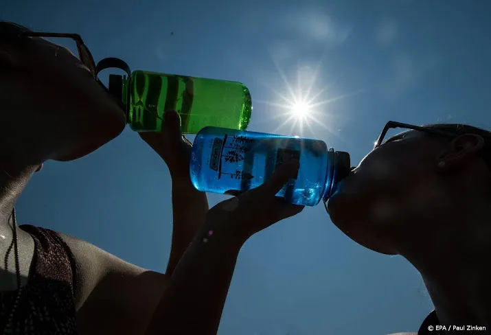 rijkswaterstaat neem paraplu en voldoende water mee in de auto