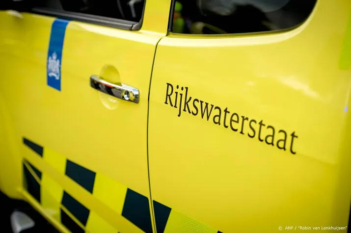 rijkswaterstaat onderzoekt oliespoor op ijssel