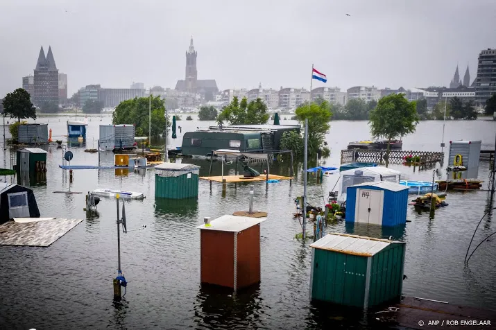 rijkswaterstaat raadt pleziervaart op alle rivieren af