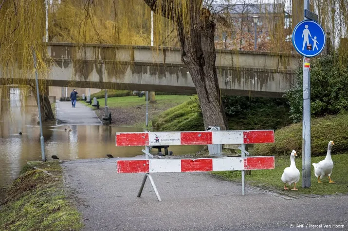 rijkswaterstaat verwacht donderdagavond zeer hoge stand maas