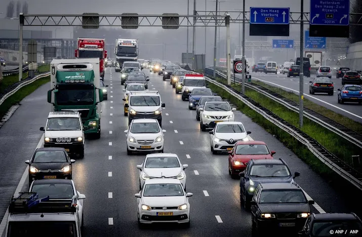 rijkswaterstaat verwacht drukke vrijdag door begin kerstvakantie